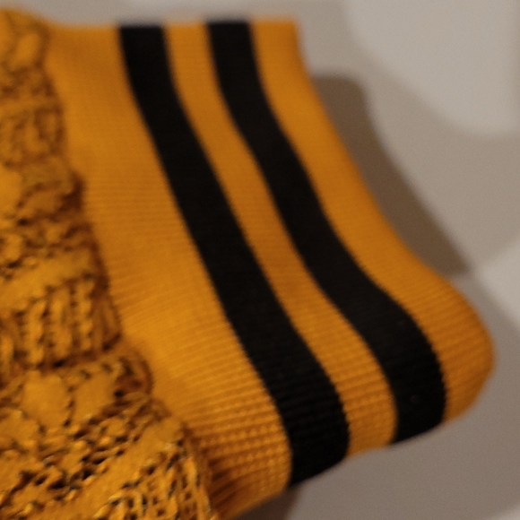 Luna Moon Stunning turmeric lace weave top LIKE NEW - Picture 10 of 14